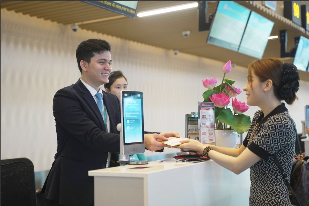 Du khách làm thủ tục tại nhà ga T3 - sân bay Tân Sơn Nhất