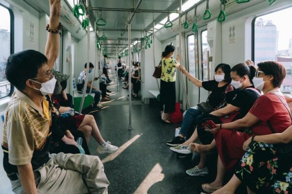Người dân Hà Nội đi tàu metro